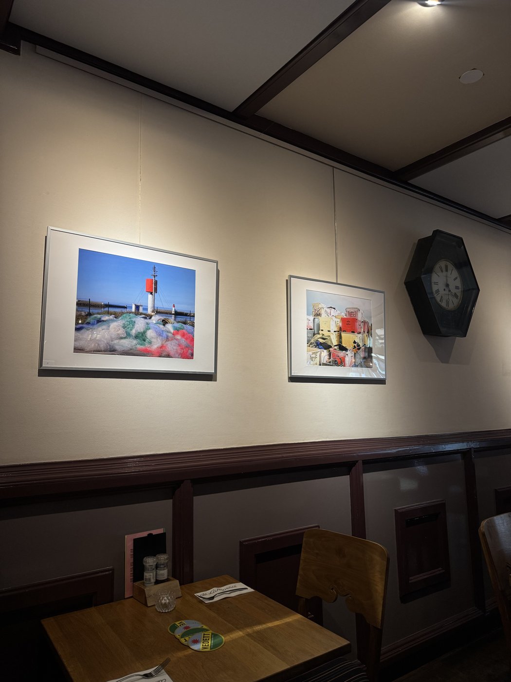 Ingelijste foto's bij Eetcafé de Lamoraal