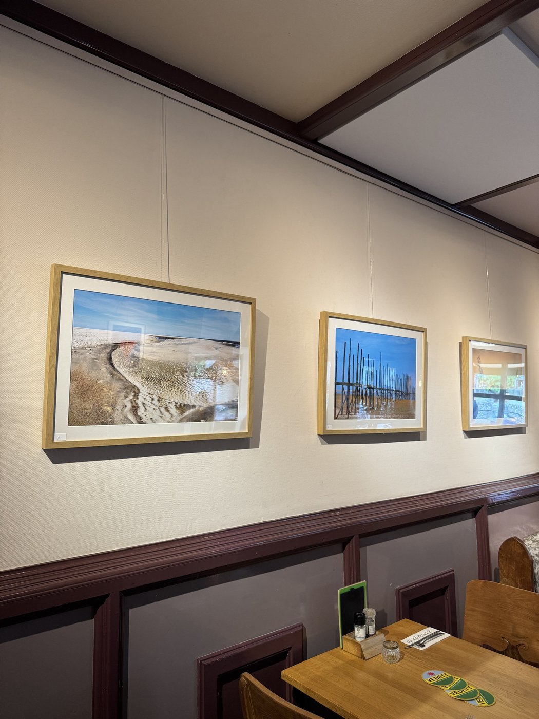 Ingelijste foto's bij Eetcafé de Lamoraal